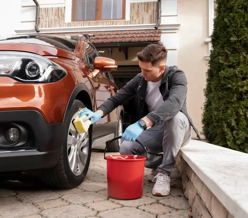 Lavage auto à domicile Méounes-lès-Montrieux : professionnel intervenant sur un véhicule